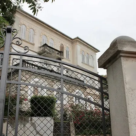 Boutique Mia, Amazing Location With Parking *